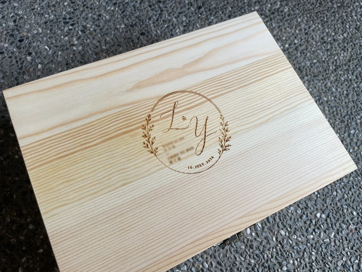 雷射雕刻婚禮組合字的木製禮盒