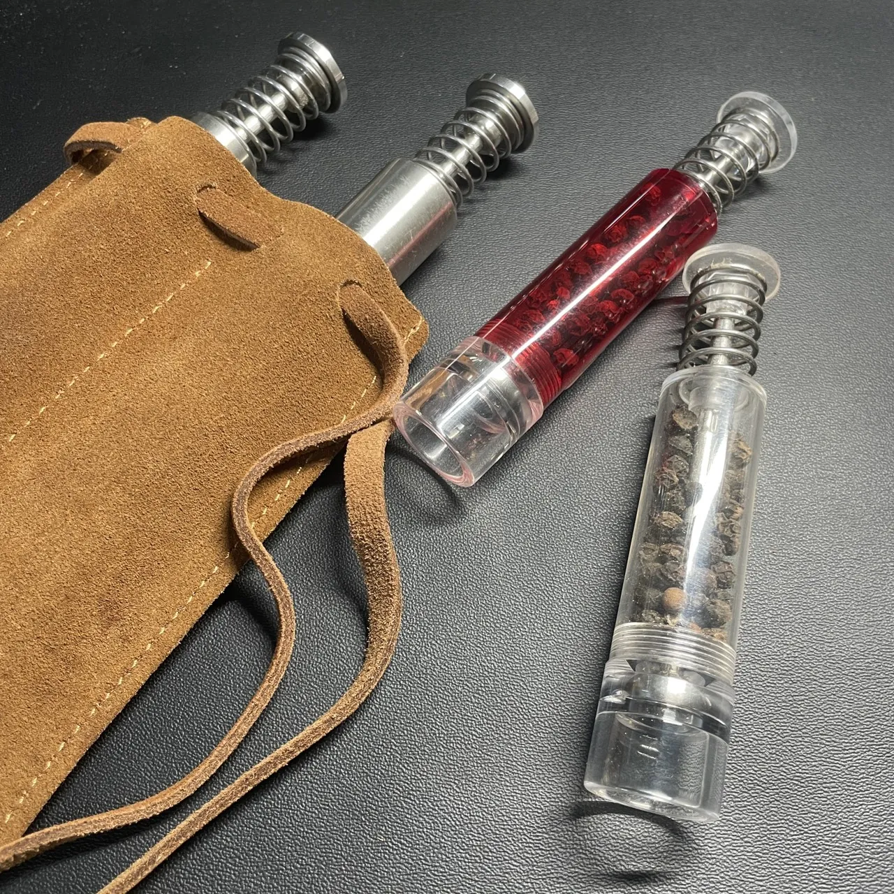 棕色麂皮束口收納袋與配件