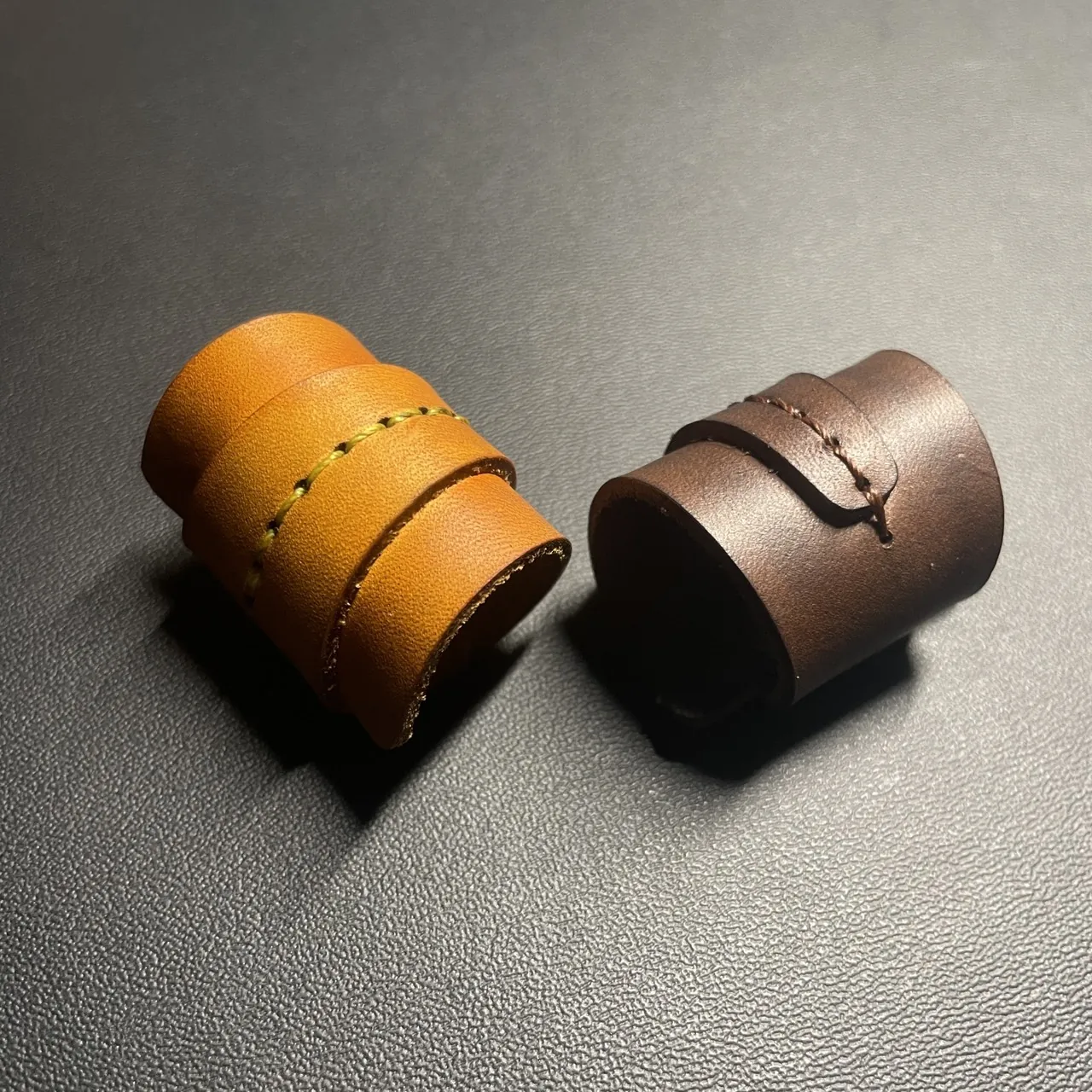 黃棕與深棕色皮革捲式收納帶
